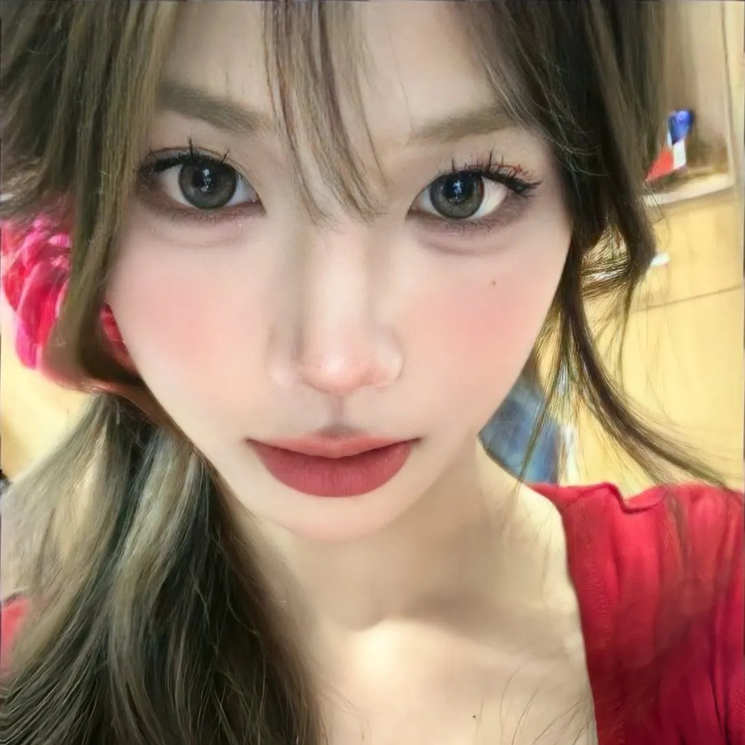 玻璃橱窗中的姑娘